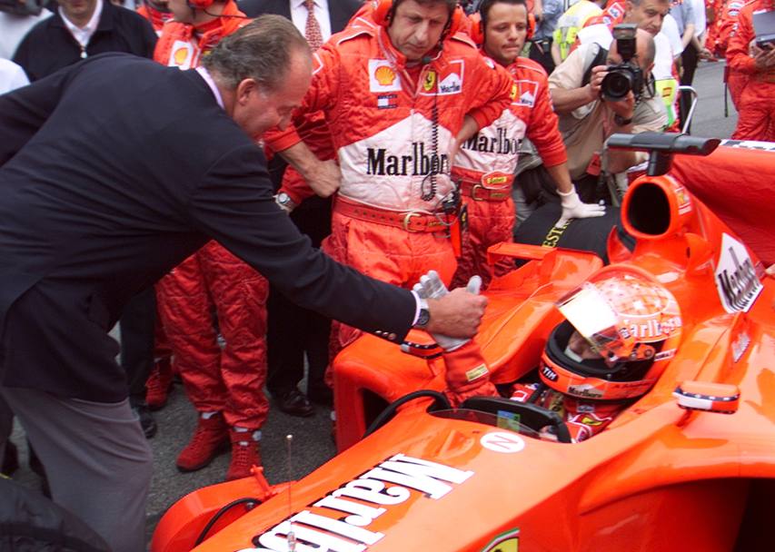 2001: Stretta di mano a Michael Schumacher, leggenda della Ferrari. Reuters